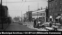 Сіетл 1940-х – саме у цей час туди прибув Чарльз.  На фото зображено вулицю Джексон, яка через велику кількість барів вважається синонімом джазової сцени Сіетла