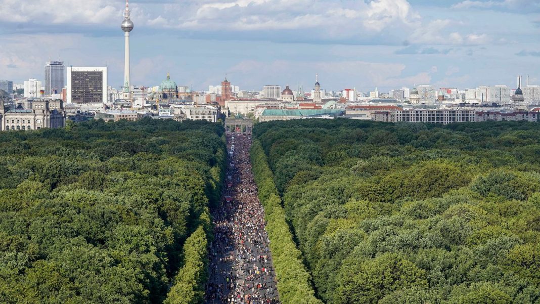  Берлин.  Возвращение легендарного события.  Тысячи людей веселились во время Love Parade
