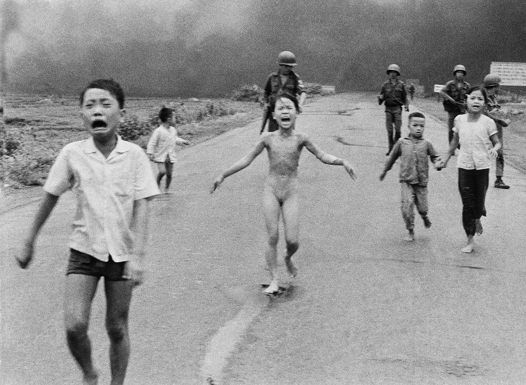 Кім Фук, вона ж Napalm Girl, супроводжувала українських біженців на шляху з Варшави до Канади