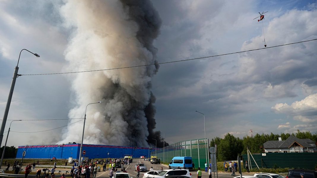  Большой пожар под Москвой.  Склад российского гиганта горит.  Один человек мертв [WIDEO]
