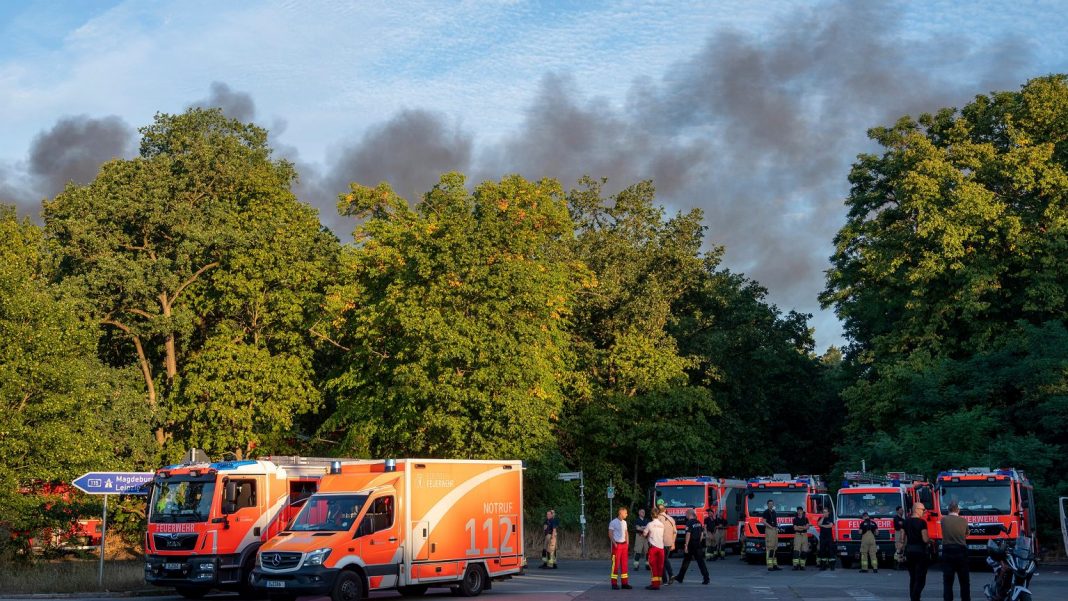  Германия.  Пожар и взрыв на окраине Берлина.  Борьба с огнем продолжается
