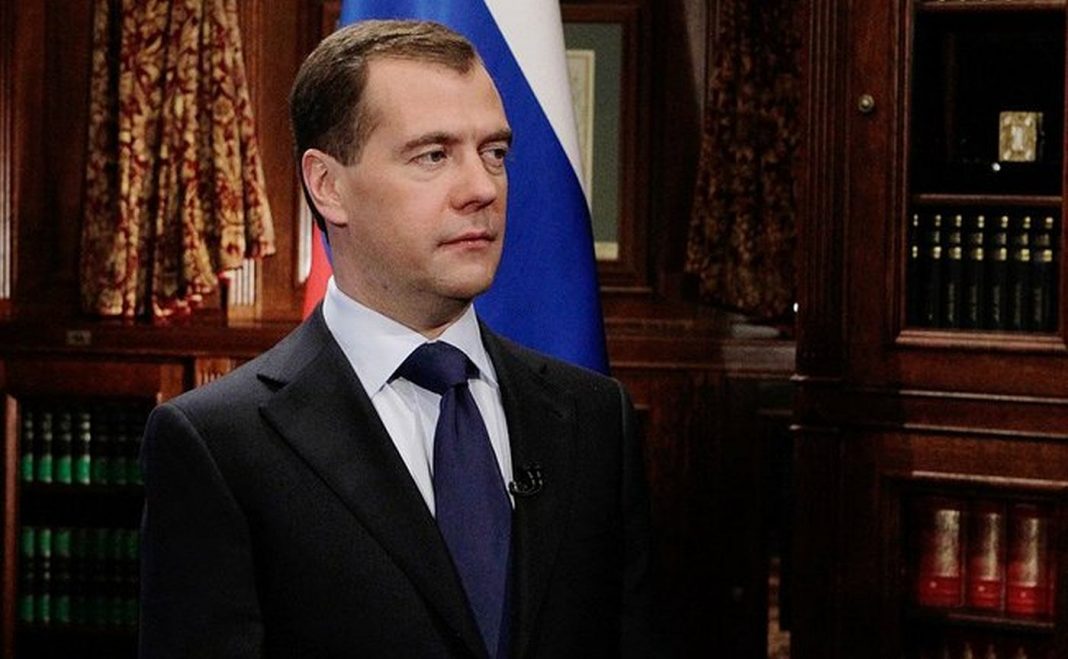  Росія.  Медведєв написав таку нісенітницю, що Кремль втрутився.  Звинувачують "хакерів"
