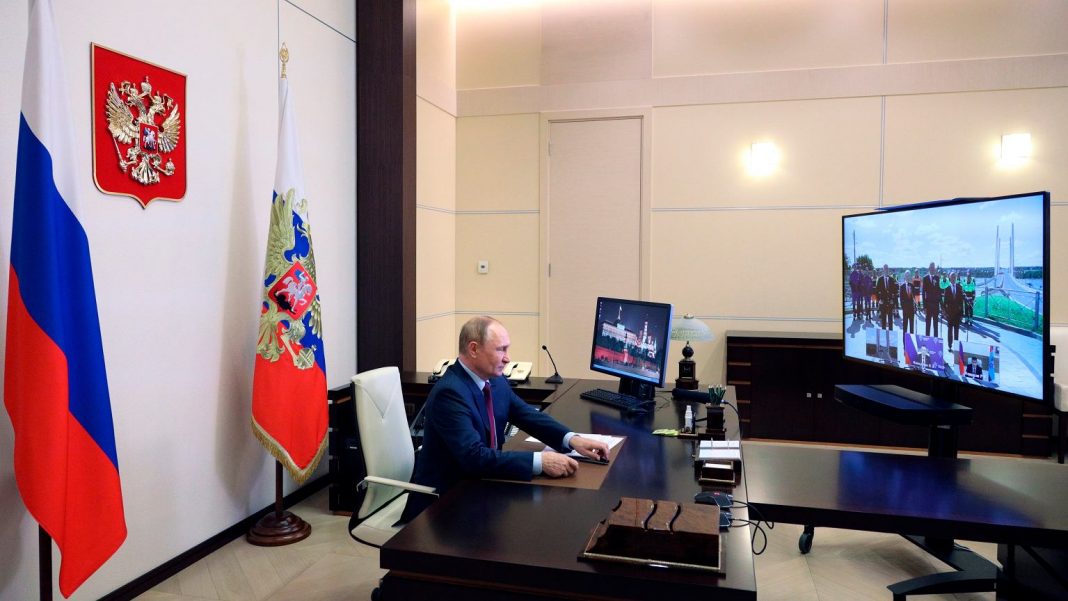  Росія.  Володимир Путін відкрив міст і навіть не покинув "бункер" [WIDEO]
