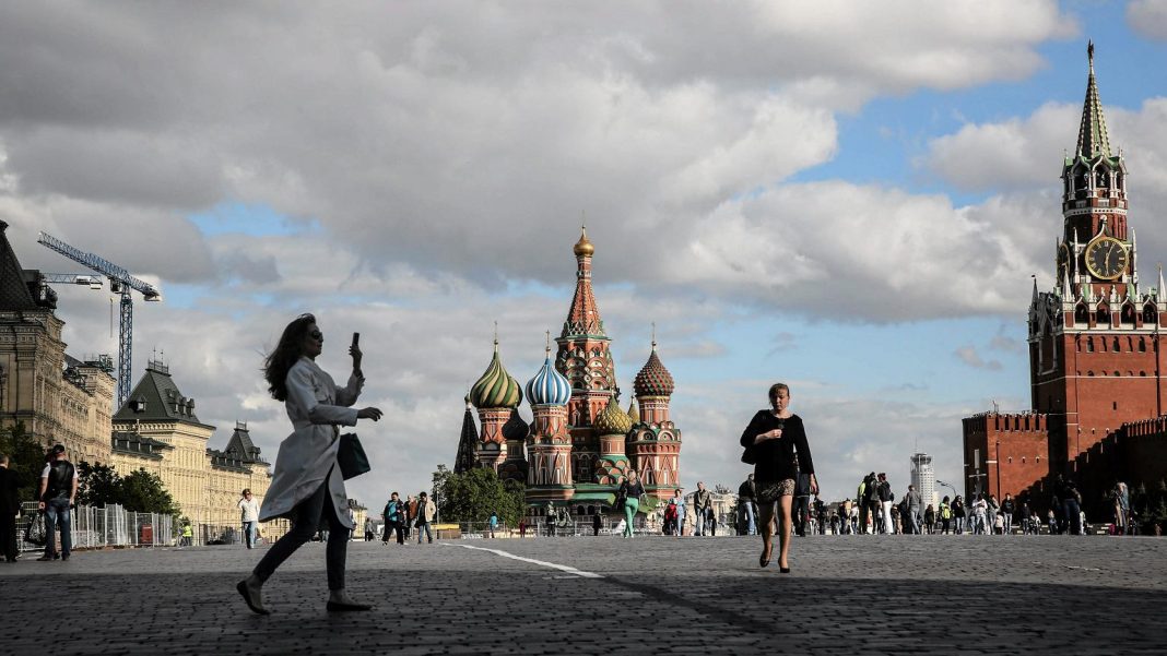  Москва.  Поліція затримала жінку, яка у своїй квартирі слухала гімн України.  Журналісти сидять
