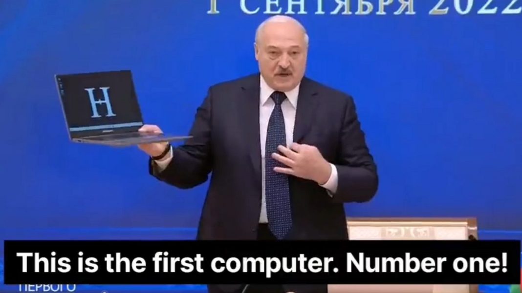  Ноутбук, чудо техніки з Білорусії.  Олександр Лукашенко: Важливий сам факт його створення
