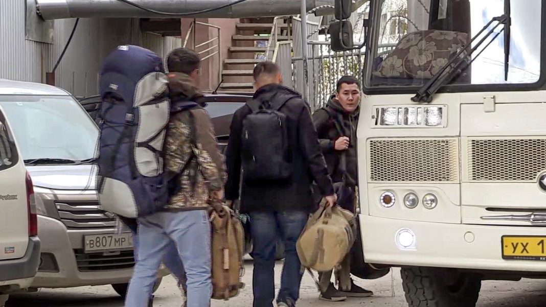  Однако не 300 тысяч и даже не 1,2 миллиона.  Столько россиян надо призвать в армию
