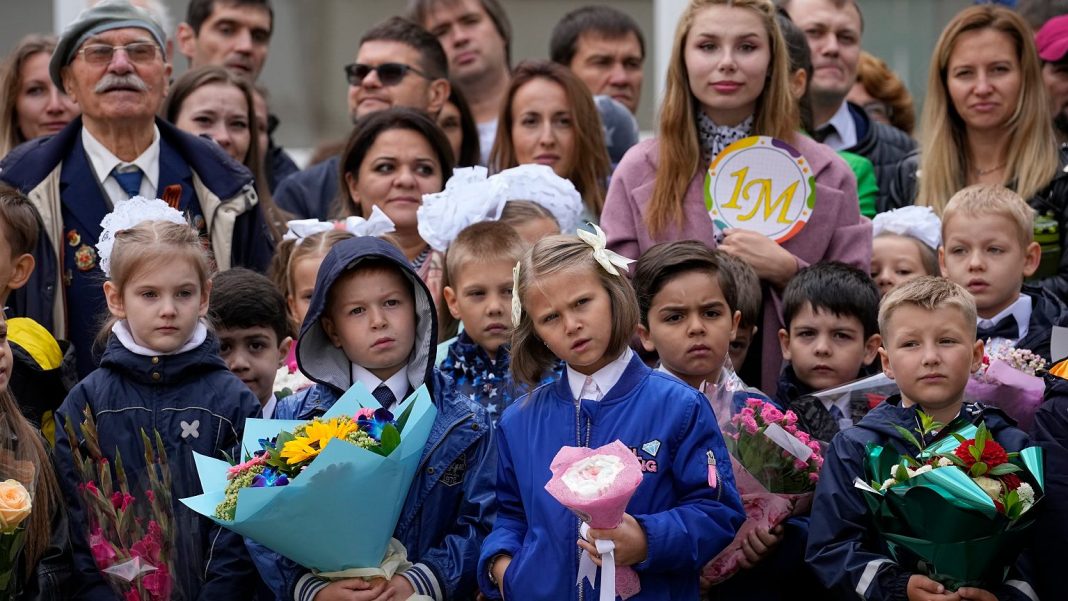  Россия учит детей патриотизму: Мы внуки победителей!  «Вырастет новый путлерюгенд»
