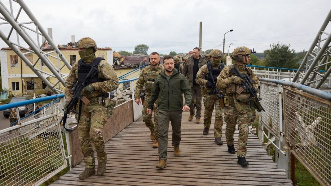  Війна в Україні.  Володимир Зеленський з візитом до Ізюма.  Місто в повній руїні
