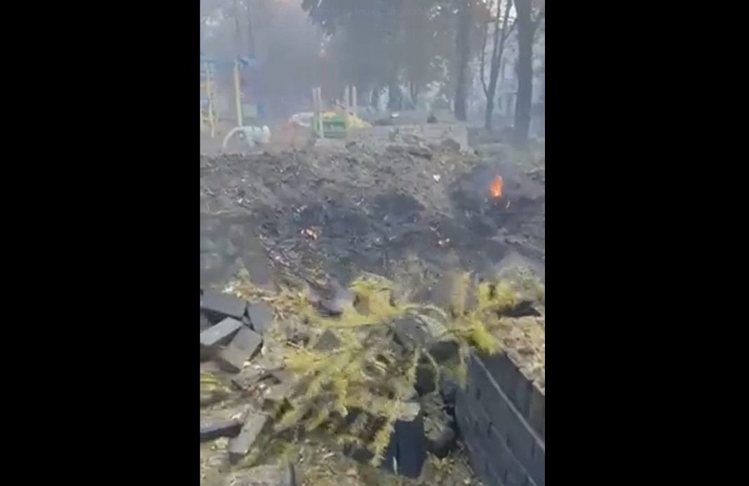  Росія бере реванш, атакує Київ.  Величезна воронка в парку Шевченка в центрі міста [ZDJÊCIA]
