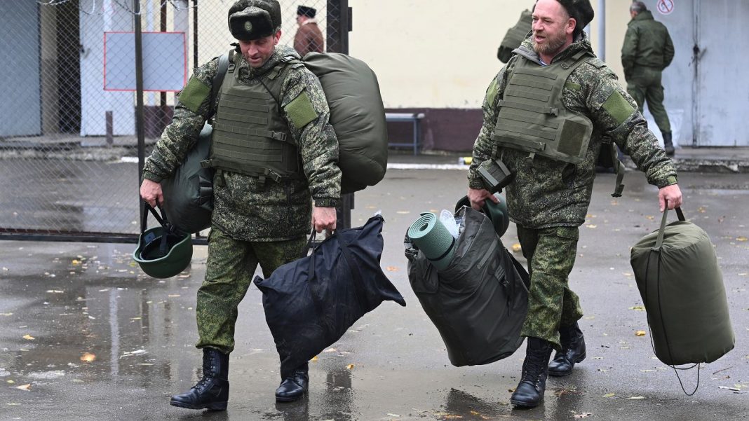 Британская разведка: Россия отправляет преступников на фронт и охраняет «заградительные отряды»
