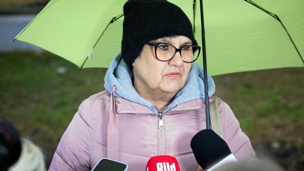  провода.  «Мой сосед говорит мне: ты, Йози, твой муж умер. Я плакала».  Отношения жителей
