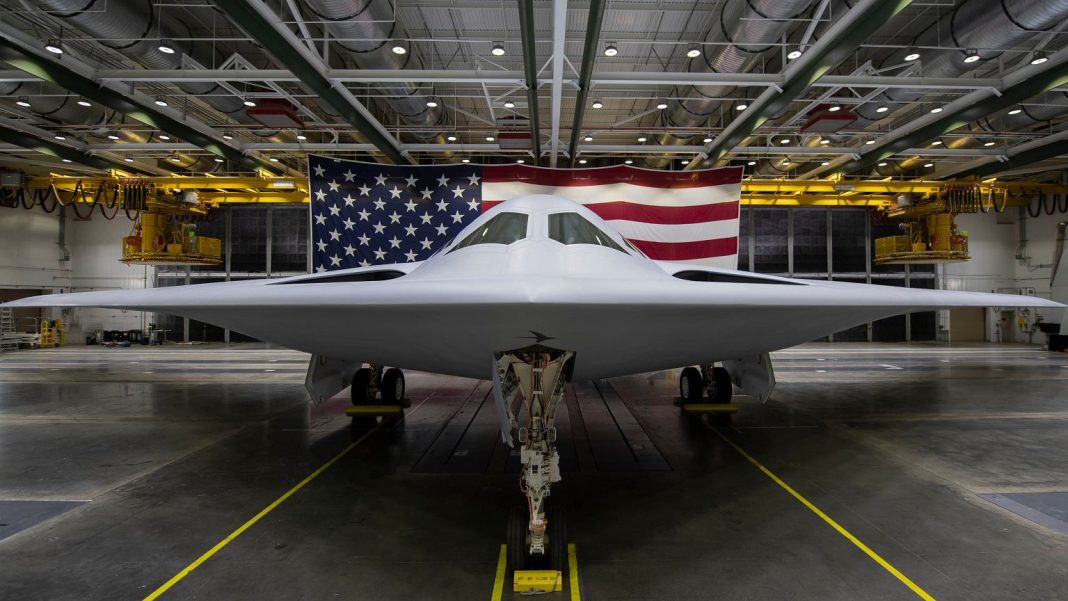  Після років секретності американці показали B-21.  Ось так має виглядати шосте покоління
