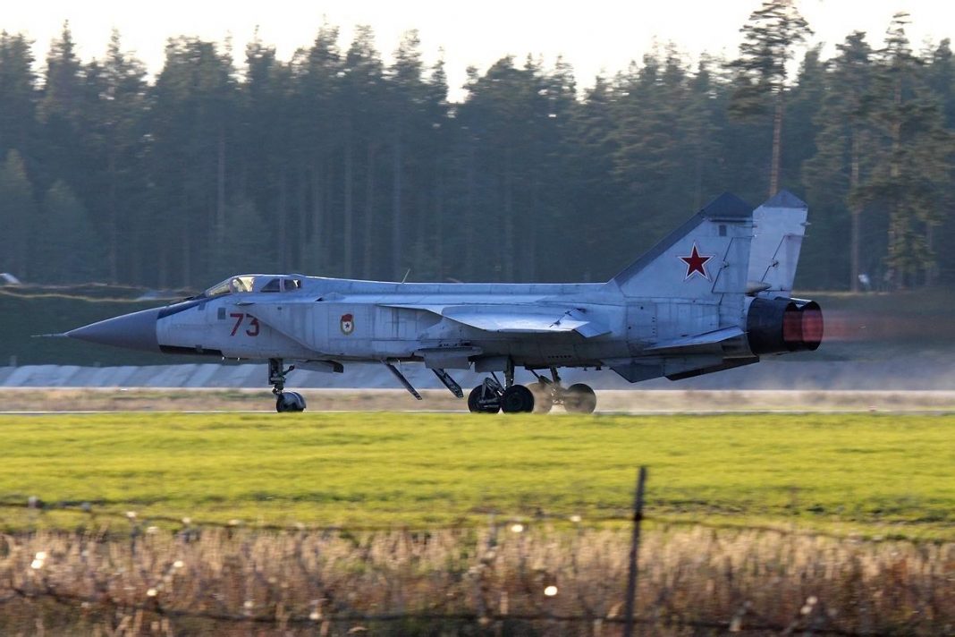  Білорусь.  Один із російських винищувачів МіГ-31К відключився від зносу, на Різдво загорівся двигун.  "Диво"
