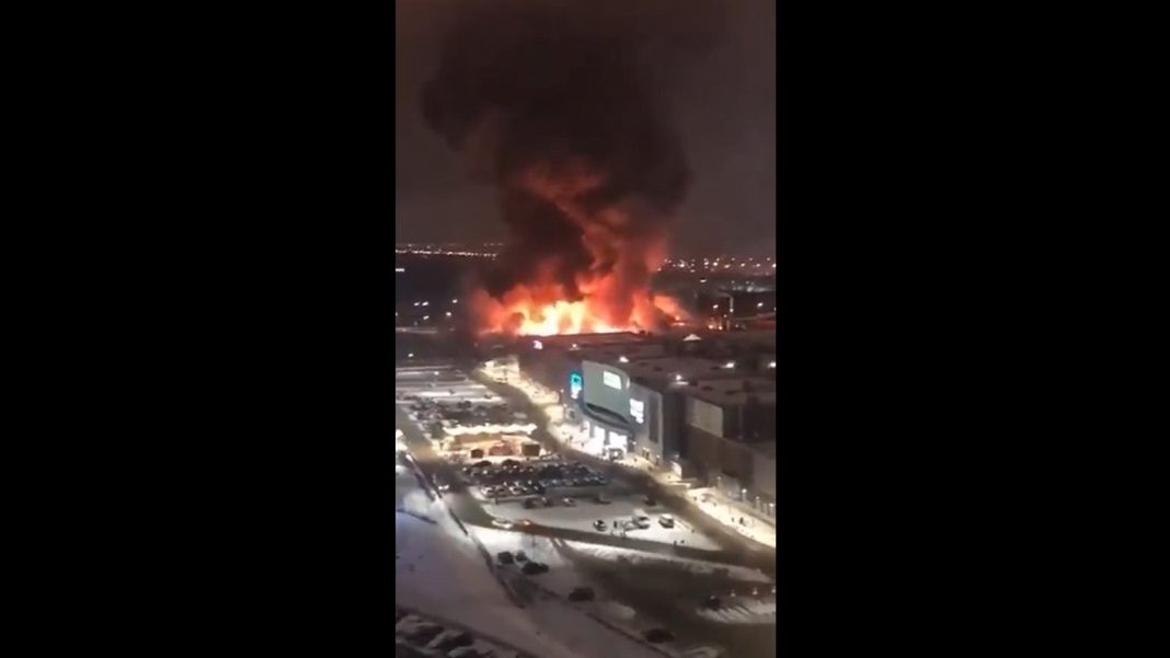  Огромный пожар в торговом центре на окраине Москвы.  7 тысяч горят.  кв.м.  Один человек мертв
