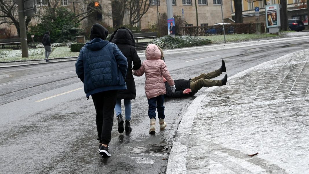  Сотні аварій, закриті школи.  Ґолеч паралізує Німеччину.  «Термінове прохання: залишайтеся вдома»
