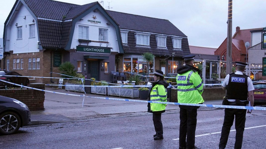  Убийство в Мерсисайде.  Полиция задержала двух человек, подозреваемых в стрельбе по 26-летней женщине.
