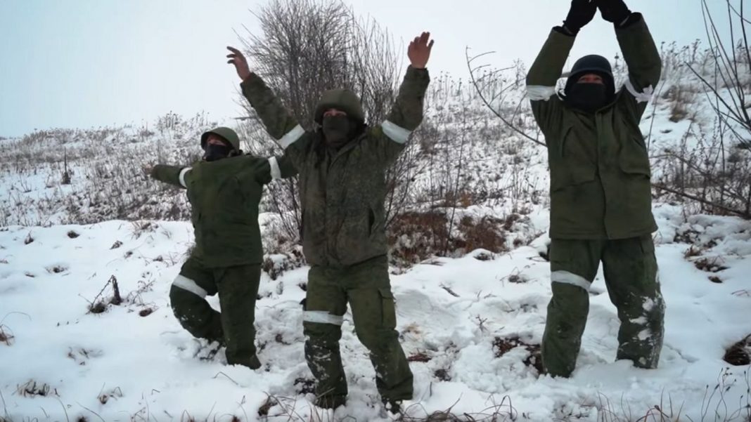 Українці за допомогою безпілотників переконують росіян скласти зброю та допомагають їм залишити поле бою
