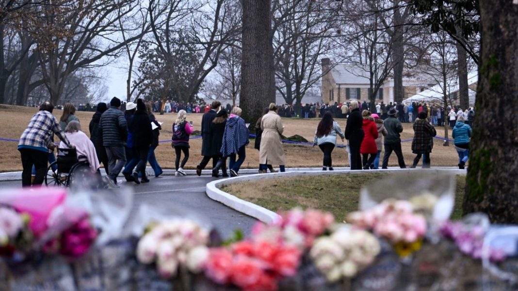 У Грейсленді відбулася церемонія пам'яті Лізи Марі Преслі 
  
