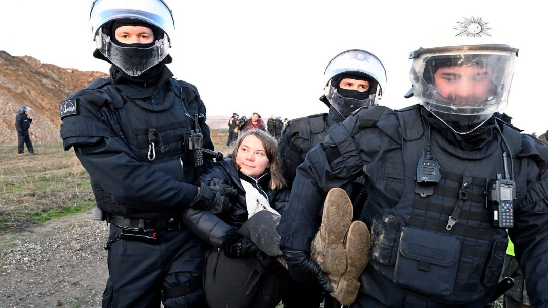  Німеччина.  Грету Тунберг затримала поліція.  Вона протестувала проти знесення Люцерата [WIDEO]
