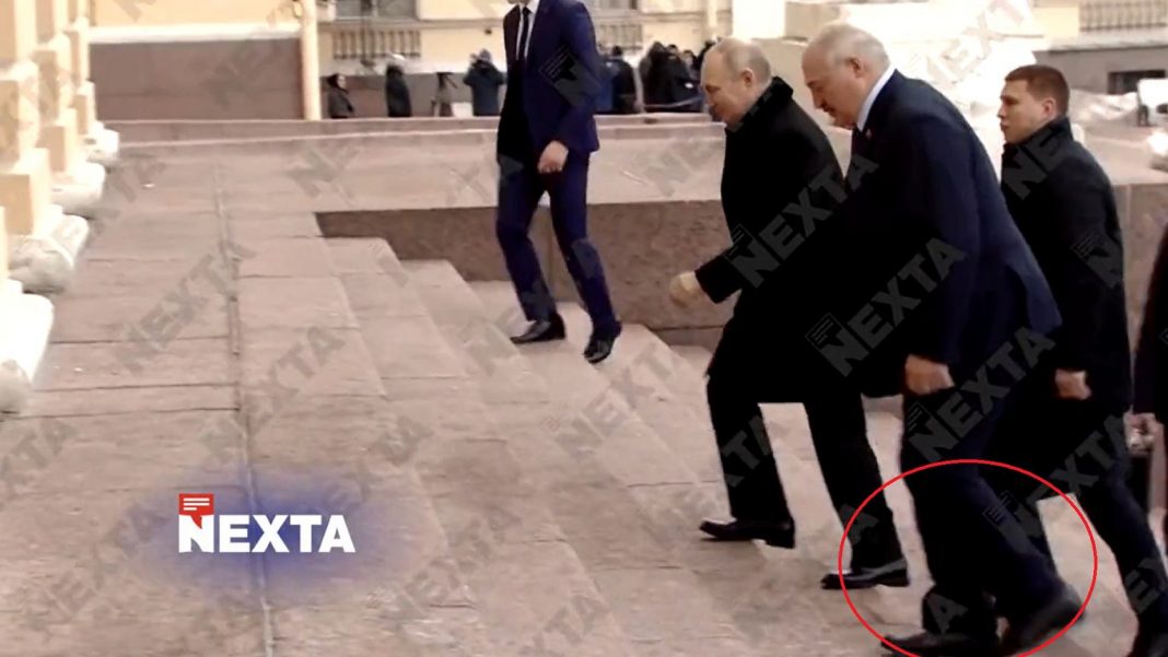  У Александра Лукашенко проблемы со здоровьем?  Новое видео, он с трудом поднялся по лестнице
