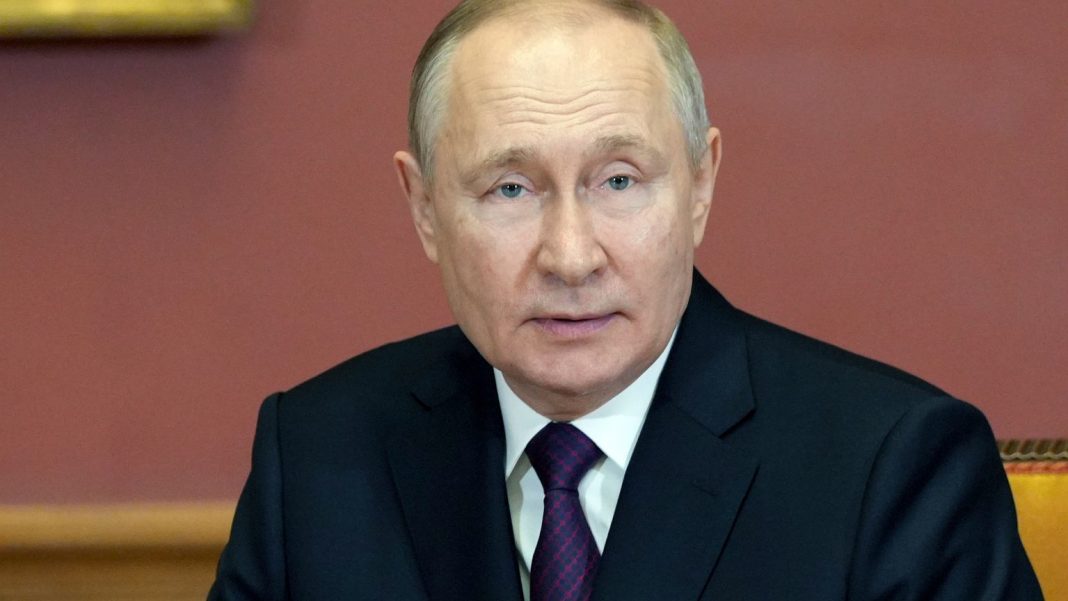  Владимир Путин напал на Украину под сильнодействующими наркотиками?  Датская разведка: у него было лицо в форме луны
