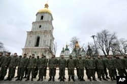 Українські військовослужбовці-волонтери на майдані перед Софійським собором.  AP Photo/Sergei Chuzavkov